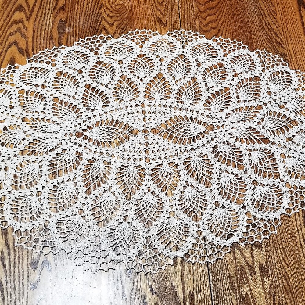 Vintage Style New Hand Crafted 34"x25" Natural Pineapple Doily - Picture 2 of 4
